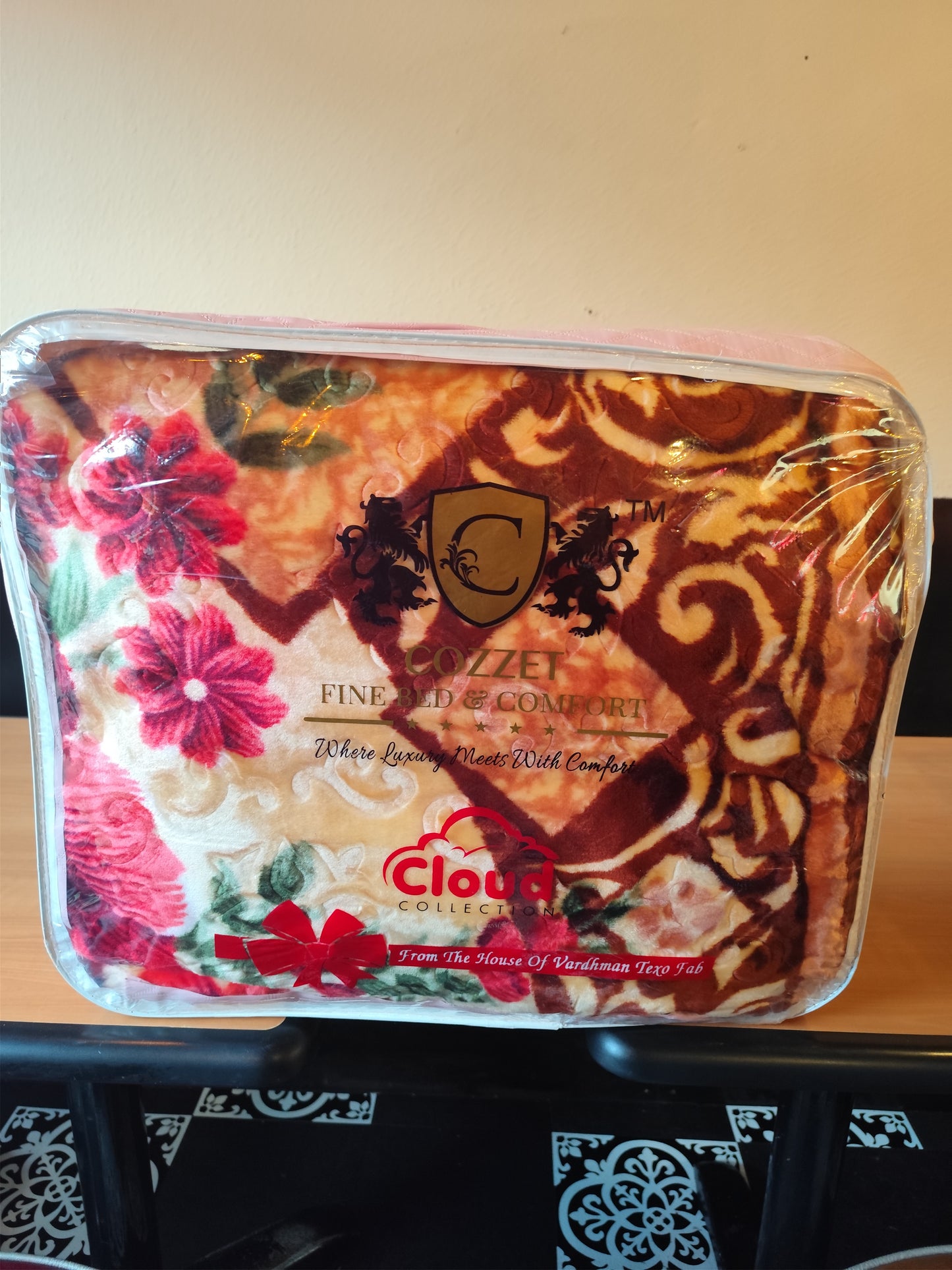 2-in-1 Blanket, Floral. Cozzet Luxury